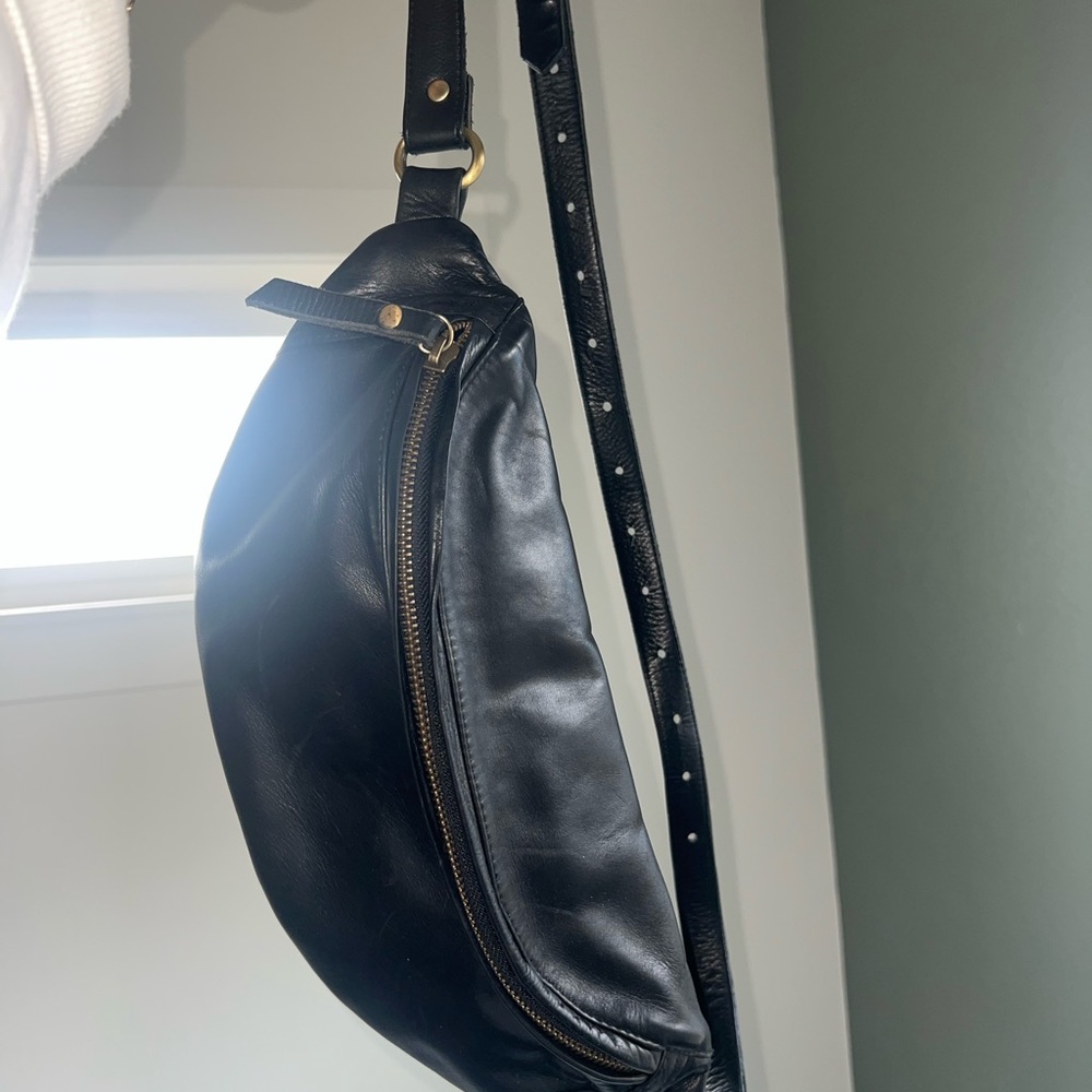 MANDRN Atlas Fanny Crossbody Bag - Black Leather